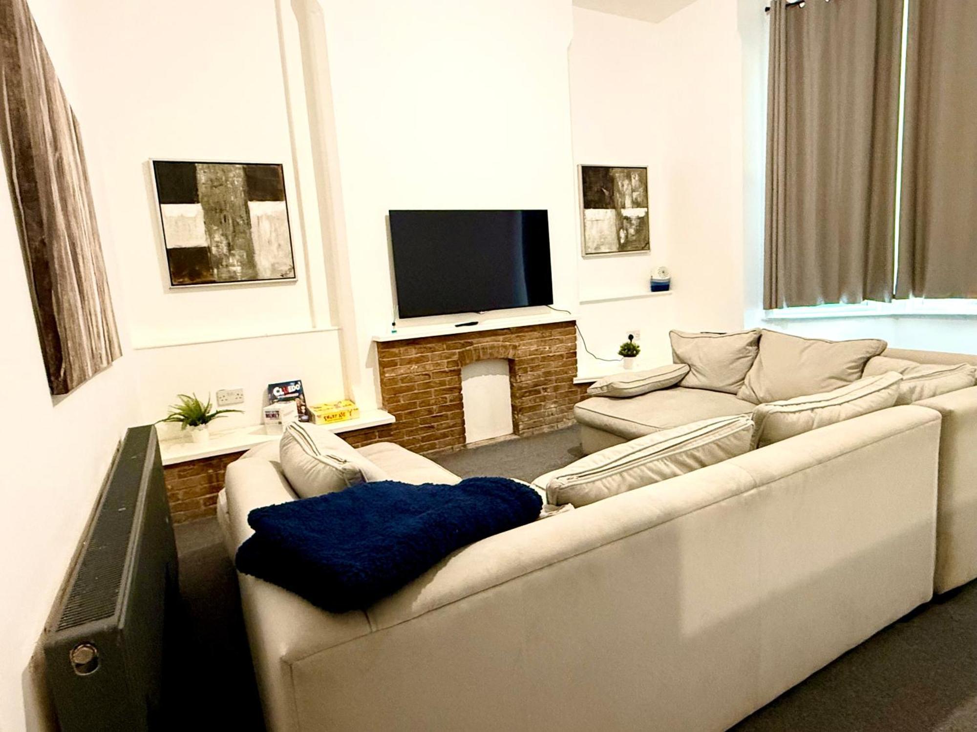 Brand New Lovely Flats By The Forest Tram Stop In * Ноттингем