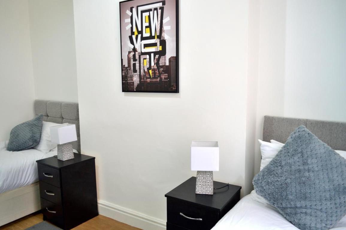 Brand New Lovely Flats By The Forest Tram Stop In Апартаменты