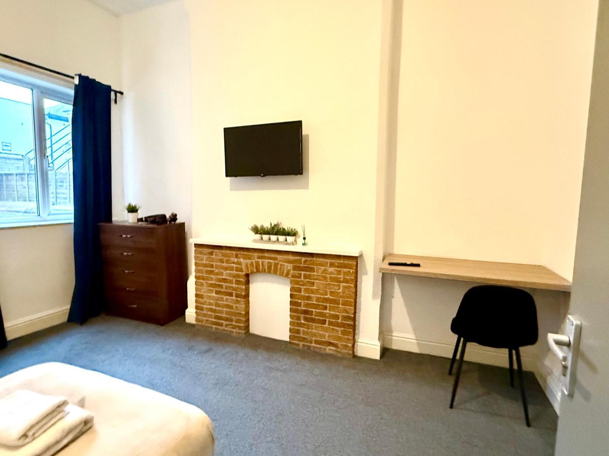 Brand New Lovely Flats By The Forest Tram Stop In * Nottingham