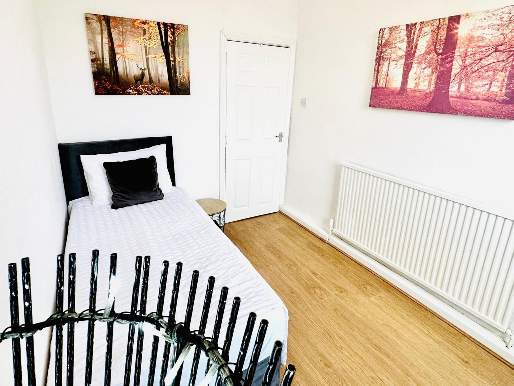 Brand New Lovely Flats By The Forest Tram Stop In Apartamento