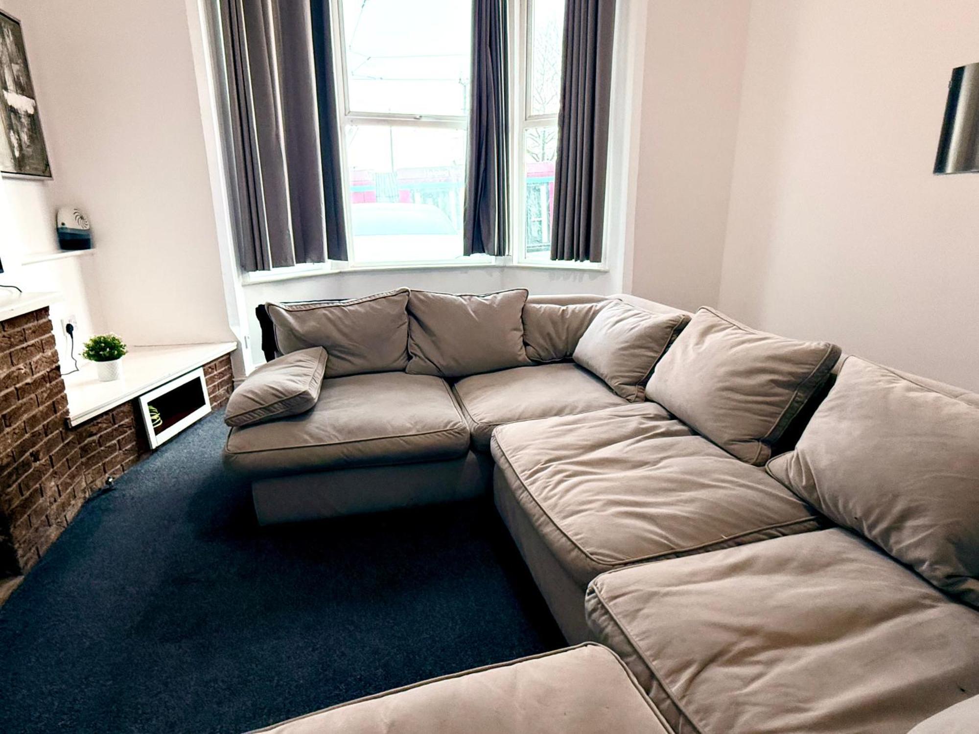 Brand New Lovely Flats By The Forest Tram Stop In *