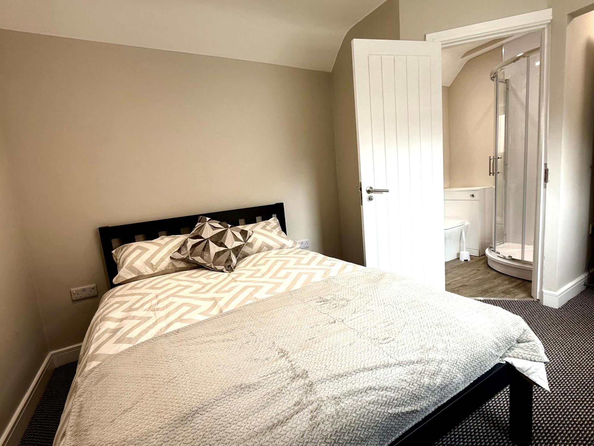 Brand New Lovely Flats By The Forest Tram Stop In Apartamento