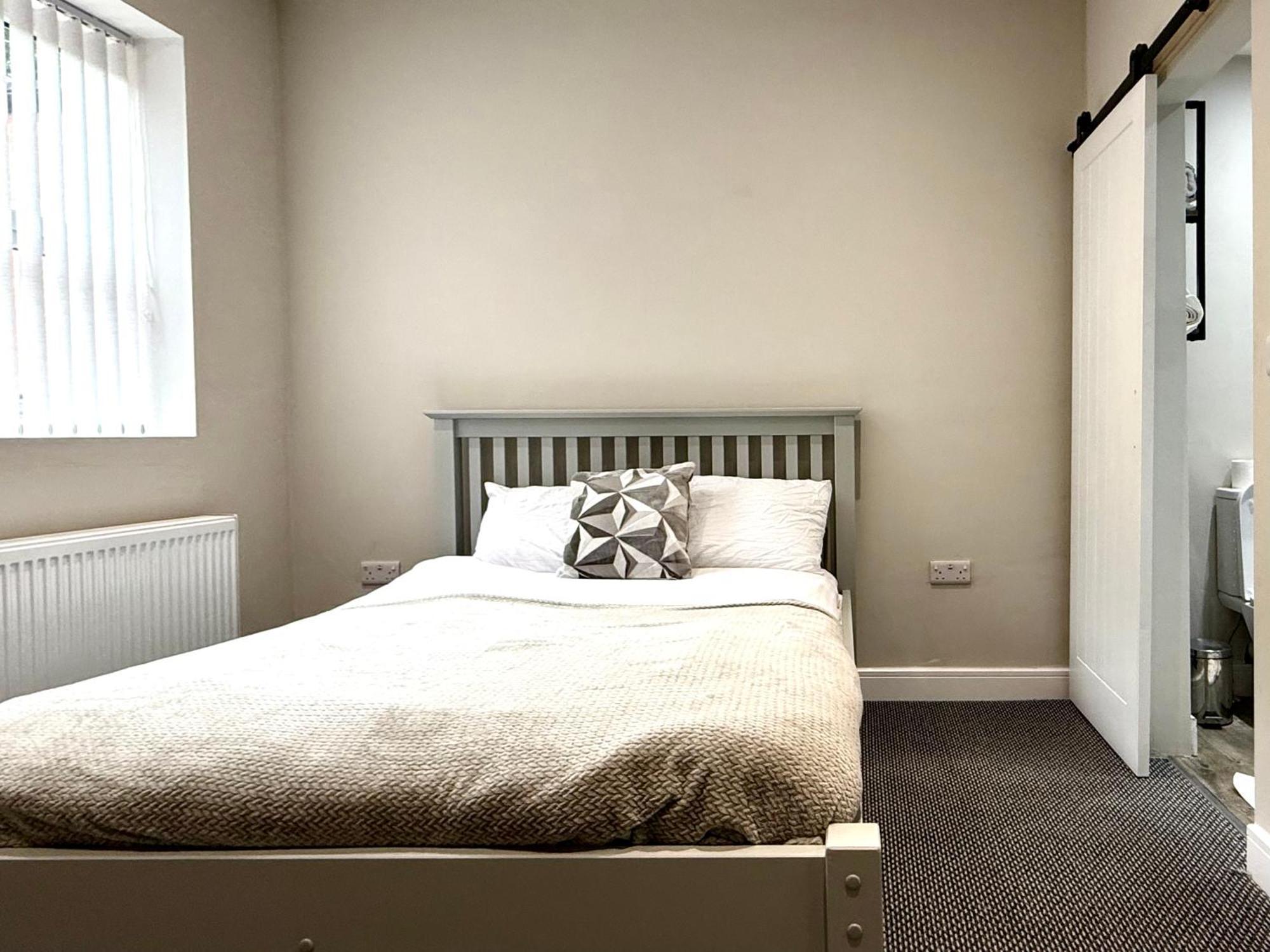Brand New Lovely Flats By The Forest Tram Stop In Apartamento *