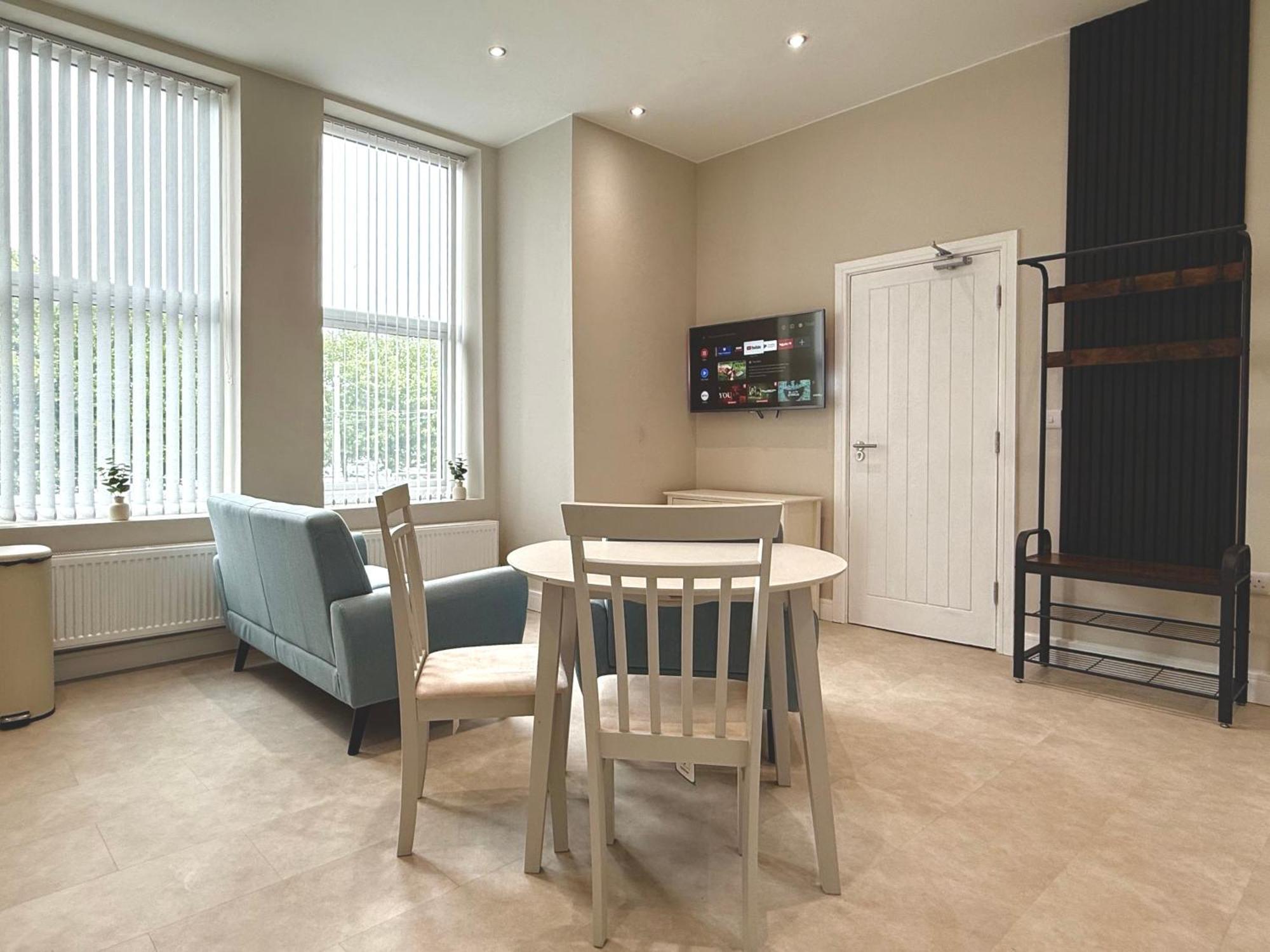 Brand New Lovely Flats By The Forest Tram Stop In Apartamento