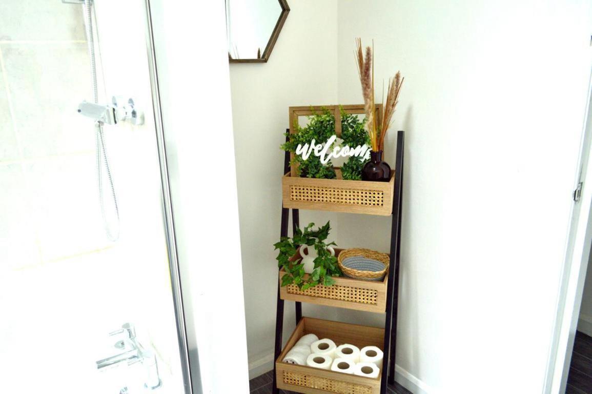 Brand New Lovely Flats By The Forest Tram Stop In Apartamento