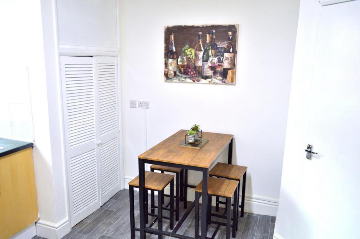 Brand New Lovely Flats By The Forest Tram Stop In Apartamento