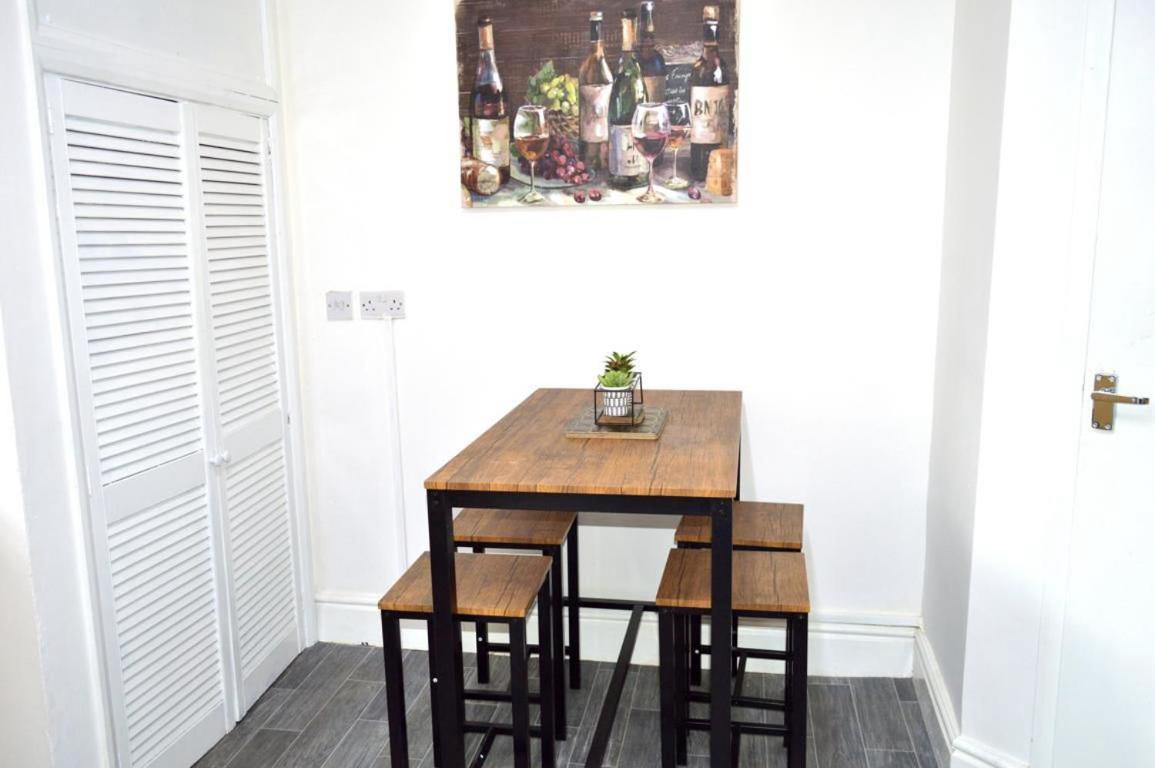 Brand New Lovely Flats By The Forest Tram Stop In Apartamento