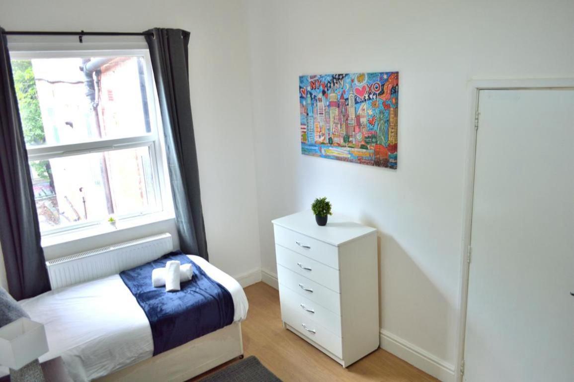 Brand New Lovely Flats By The Forest Tram Stop In Apartamento *